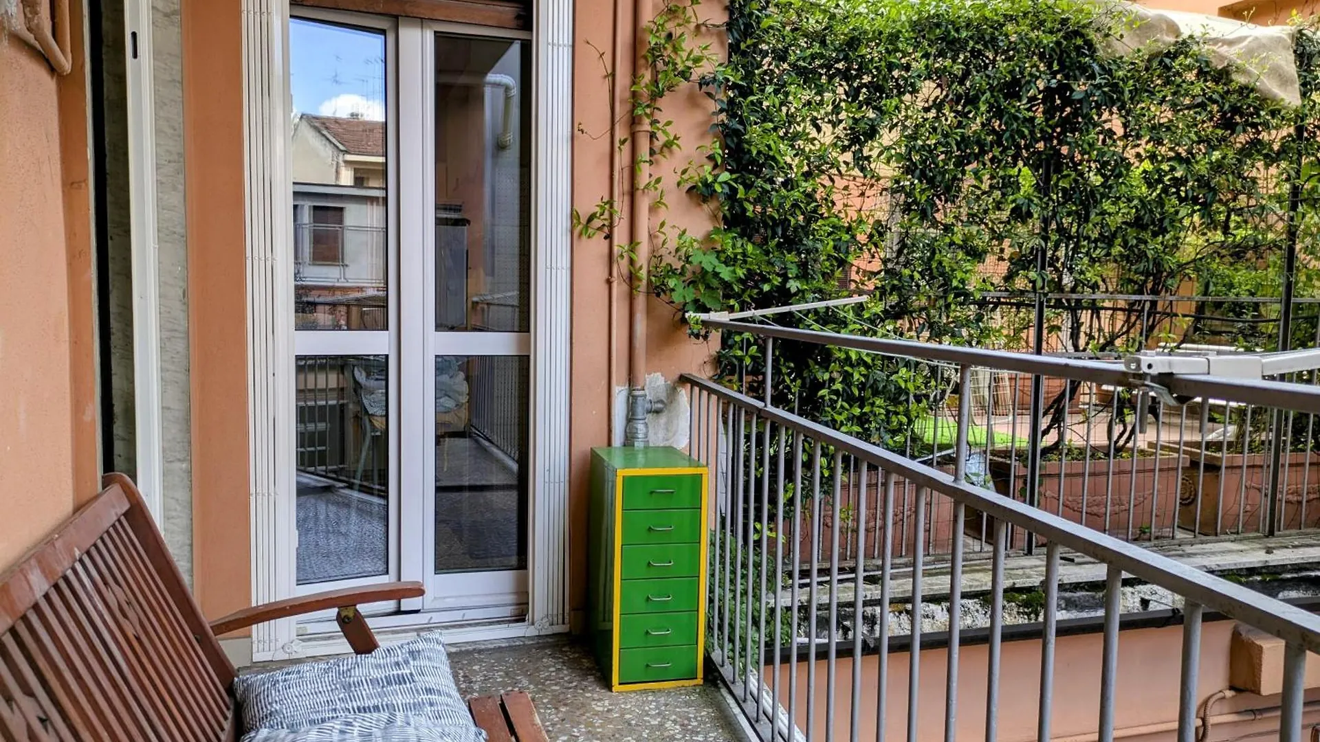 Alma Vacation Apartment In The Centre, Big Terrace Milan Italy