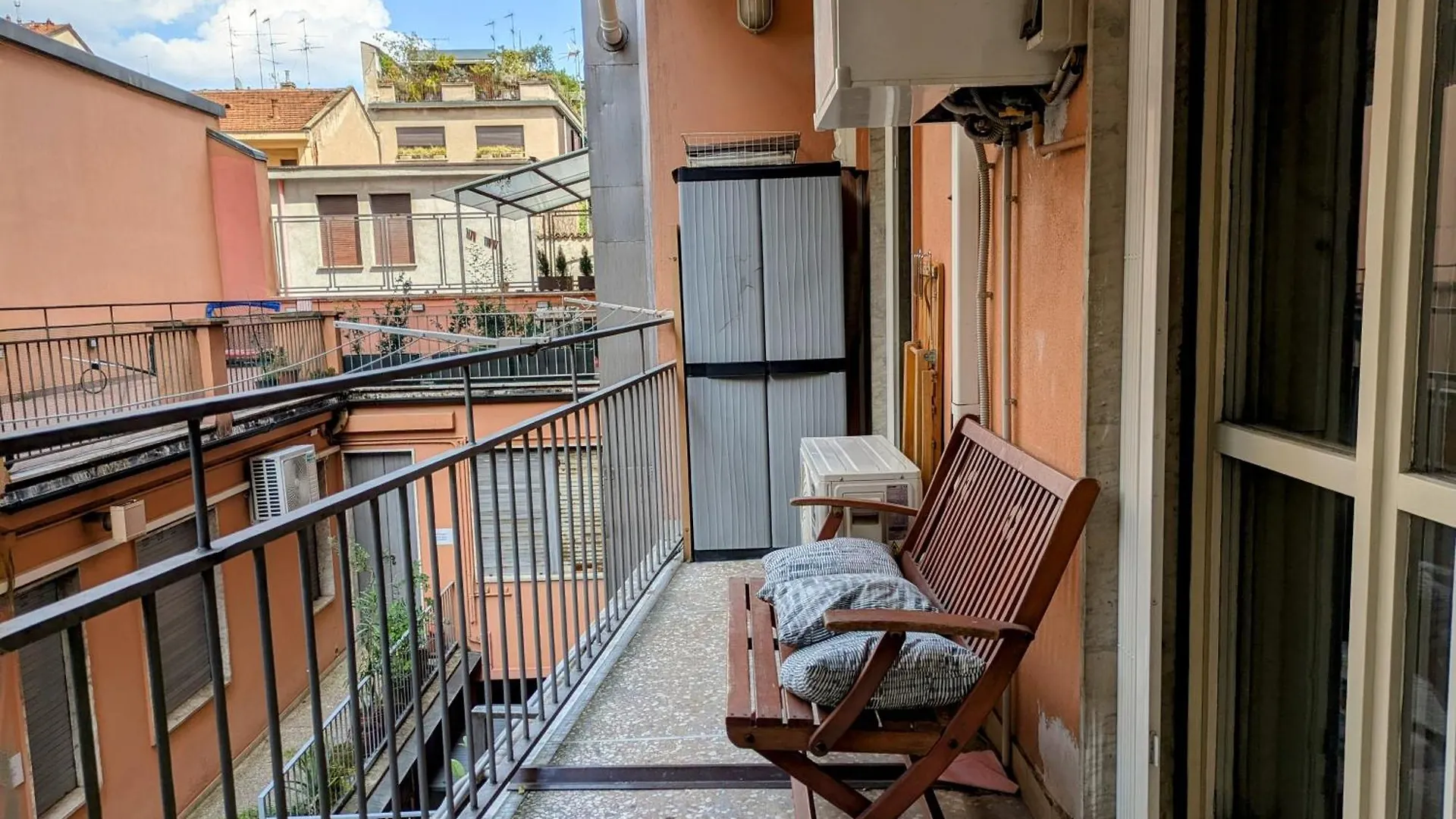 Alma Vacation Apartment In The Centre, Big Terrace Milan Italy